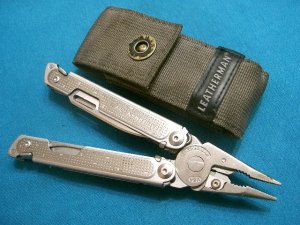 LEATHERMAN USA FREE P2 PLIERS MULTITOOL LOCKBACK FOLDING POCKET KNIFE KNIVES SHEATH