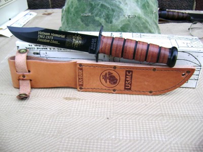 KA-BAR 02-1242 USMC Combat Viet Nam Memorial Commerative Knife & Sheath Front.JPG