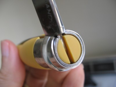 tang offset to accomodate both blades