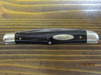 side shot. this knife has been taken apart before by me, to replace the pivot pins awhile back. I wasn't happy with the way it went back together. So, I will now get a chance to correct my mistakes...