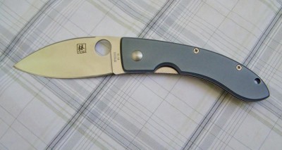 Spyderco Blue Lum1.JPG