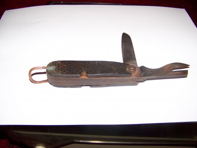 1939 Pressed leather grips.