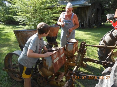 Changing seed plate in the planter