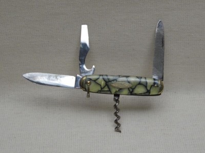 Utica 1930s - showing serrations on cap lifter.jpg