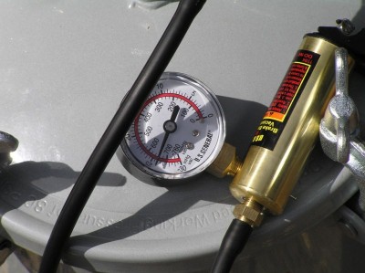 Here is the vacuum gage, it's at 26 inches of mercury (hg) which translates to 12.8 PSI of Vacuum. I want to go to 20 PSI which will be 40.7 inches hg. Need a diferent gauge.