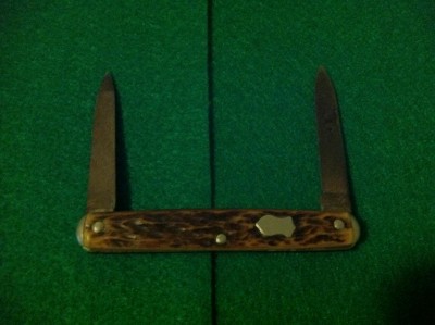 As you can see, the blades are sort of a dark gray/black.
