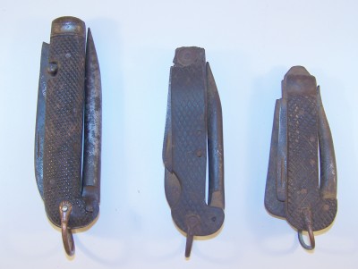 New knife shown between "standard" WW1 and WW2 examples to show relative size