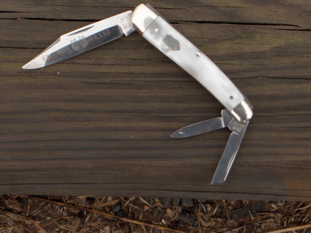 This pic is to follow up with the original request for help in identifying this knife.
