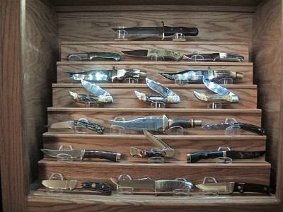 SCHRADE FIXED KNIFE DISPLAY.jpg