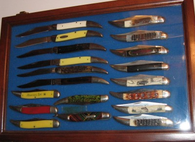 hanging on the wall.  Note the two smooth bone parkers that two different scrim artists worked on.  A couple classic yellow 'press here' blade lock fishing knives here as well.