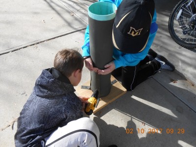 DSCN2971r.jpg (357.23 KiB) Viewed 2192 times Boys assembling the feeder