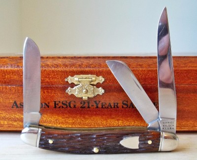 Schrade Walden 825 'STAINLESS', jigged bone with Roman shield, mirror polish on mark side of clip blade and ringed bolsters