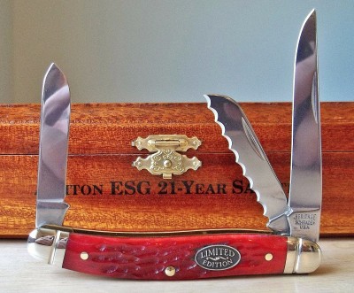 Tang stamped, 'Heritage' and 'H897', red jigged bone with 'LIMITED EDITION' shield, mirror polished blades with serrated sheepsfoot and ringed bolsters
