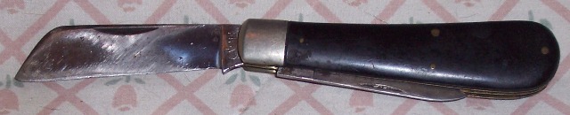 knife open. Closed it is 3 3/4" The main blade is 2 1/2" from the run up and 2 " small blade