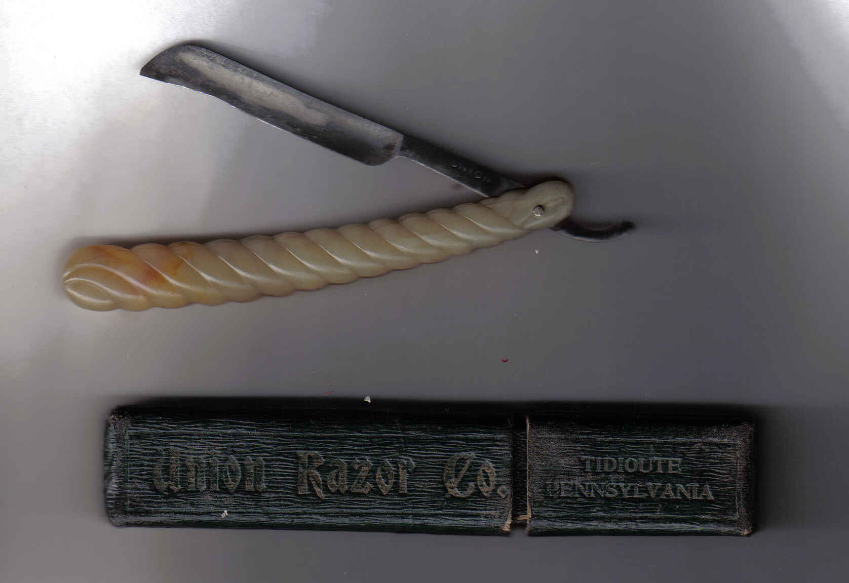 Union Tidioute Korn Razor and box
<br />Nice