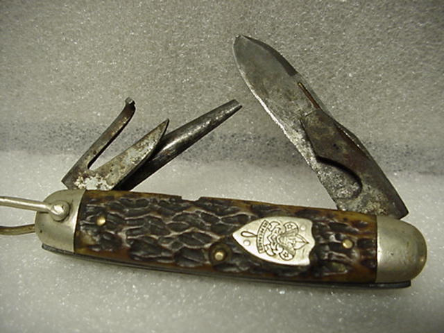 Ulster Knife Co., 4-bld., Bone, Shield Eagle facing right, Official