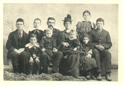 RC &amp; Mary Fain -OK - 1898 - grandmother standing in back