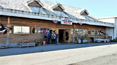 Huge store with all kinds of handcrafted knives.