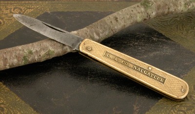 Union Knife Co naugatucl Boys Knife - Leather Bckgd DSCN3194.JPG
