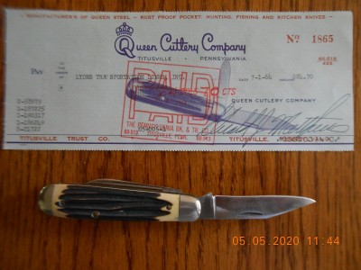 I just happened to have a knife similar to the one used for the logo.