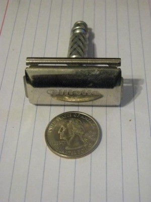 GilletteTinyTravelRazor1.JPG