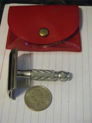 GilletteTinyTravelRazor2.JPG