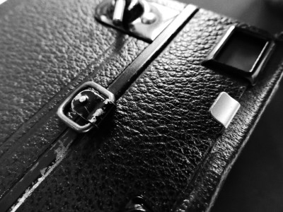 This little silver tab allows you to keep the aperture open for any length of time.