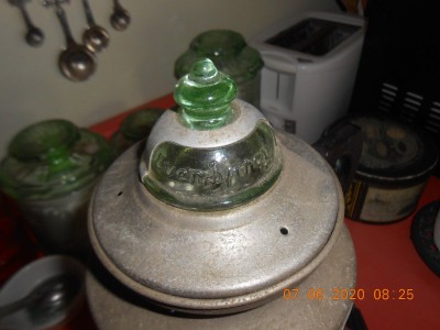And last but no least, it has a green glass top.