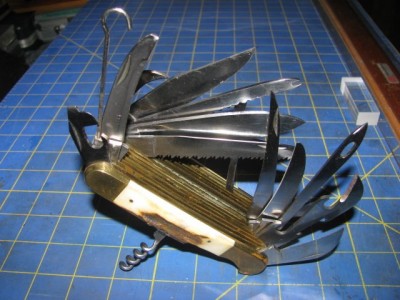 SeventeenBladeItalianKnife 002.jpg