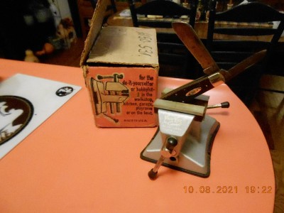 Loom Fixer in the Vacuvise padded jaws.