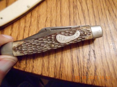 Frontier/Imperial stockman.  Such a pretty shield deserves a better knife.