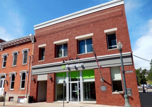 Firestone Branch, Huntington National Bank, Lisbon, Ohio.<br />(Marker Is Mounted On Wall, Just Below Flag Pole)<br />Photographed By Cosmos Mariner, August 30, 2016.
