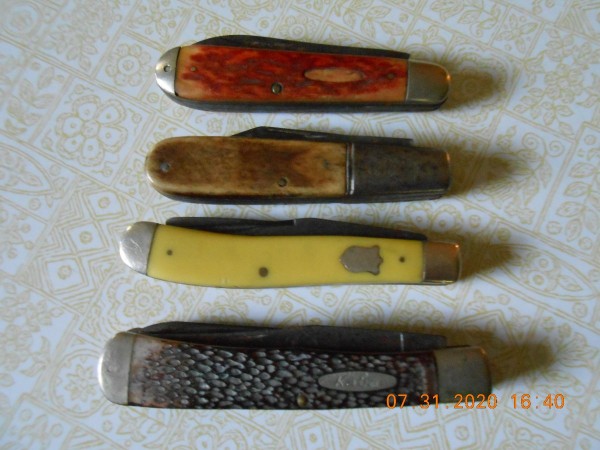 002.JPG (228.27 KiB) Viewed 1439 times 2nd knife down: Long bolster, no cap/bolster on opposite end, Barlow pattern.