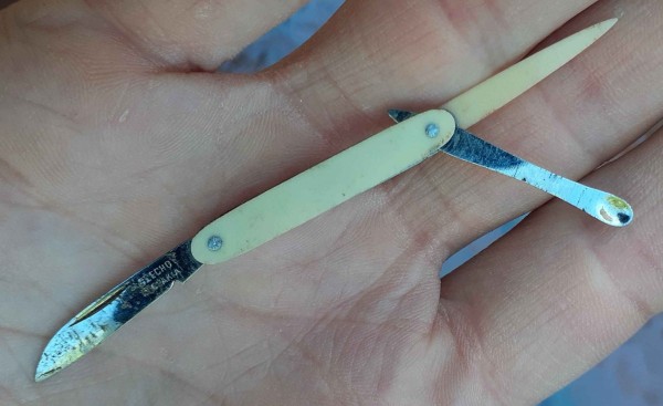 Oh, almost forgot, the nail cleaner (i think) and this tiny little spoon are included too. I don't know what the little spoon was intended for. Maybe snuff or other uh... nasal consumables.