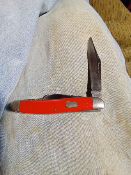 The stamp is Pal Blade Co, this makes it an earlier production than the ones stamped Pal Cutlery Co.