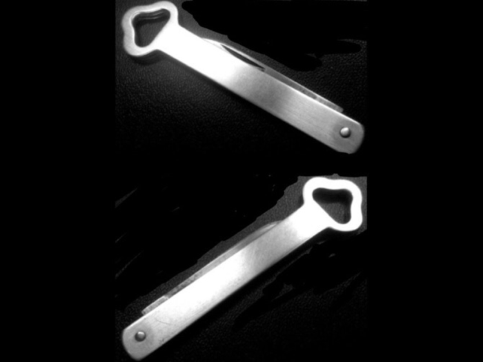 THIS POCKET KNIFE IS NOT A VOOS, TANG STAMPED POCKET KNIFE.<br />My other five VOOS, advertising pocket knives, ALL have THIS particular <br />body pattern or style. However, ALL of them have advertising on the handle(s).