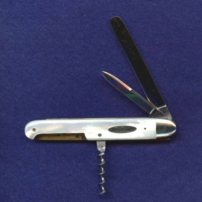 An 1892 to 1899 German made Robeson import. Oval NS shield.<br />Flexible spatula master blade, pen<br />and cork screw. Pharmacist's or<br />physician's knife. No pattern<br />number.
