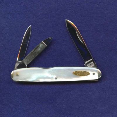 3 1/4" tip bolstered equal-end whittler.<br />Gold toned POCKETEZE shield.<br />Pattern number 733505.