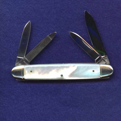 A 3 1/2" four blade senator with full<br />bolsters.<br />PocketEze construction.<br />Pattern number742253.