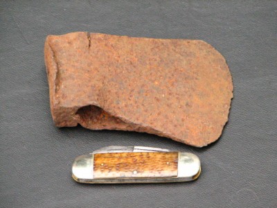 Very old head. Edge was tempered.<br />Notice different pitting.