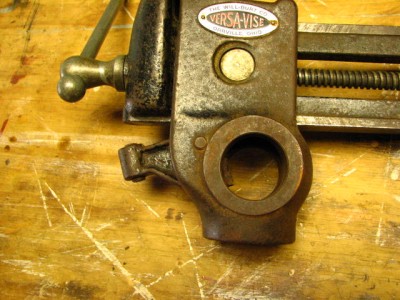 This adjustment lever, with adjustment screw, tightens to the post as the vice jaws are tightened.