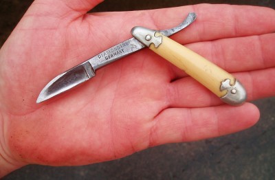 Razor in hand.JPG